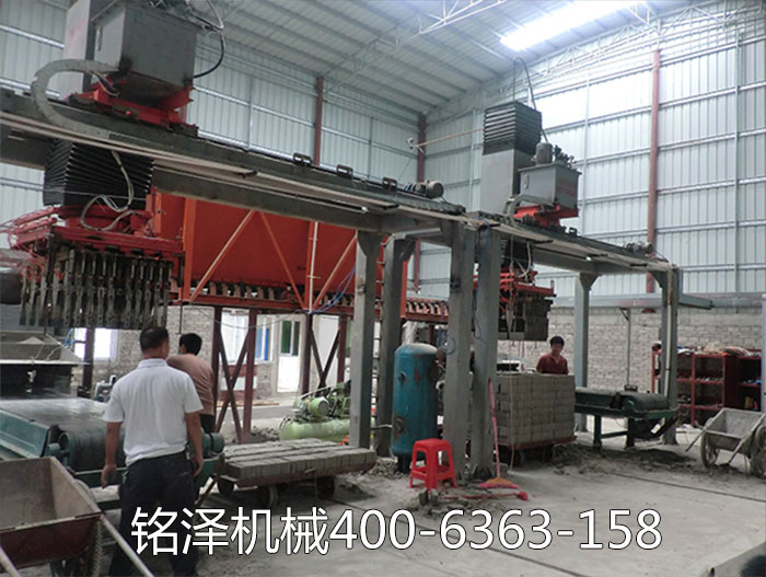 廣東灰砂制磚機(jī)客戶現(xiàn)場(chǎng)